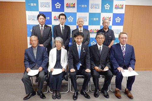 市長が記念撮影している写真