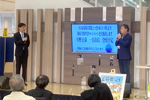 市長が啓発活動している写真