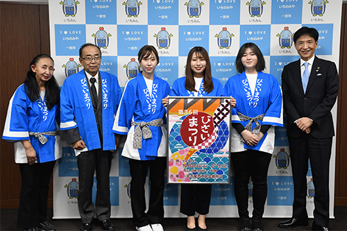 市長が記念撮影している写真