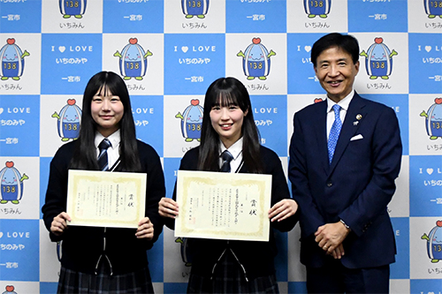 市長が記念撮影している写真
