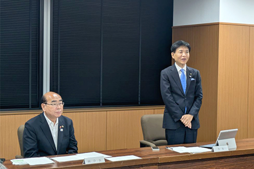 市長が会議に参加している写真