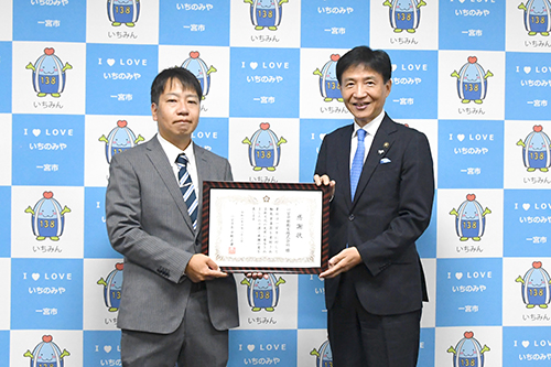市長が記念撮影している写真