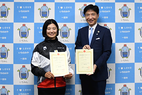 市長が記念撮影している写真