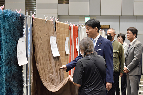 市長が視察している写真
