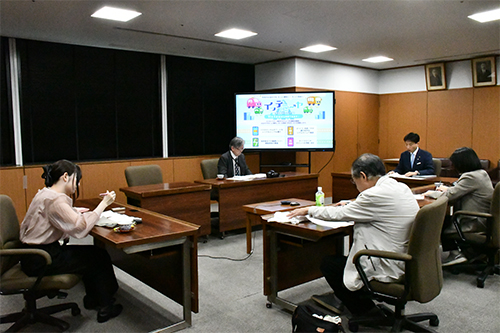 市長が説明している写真