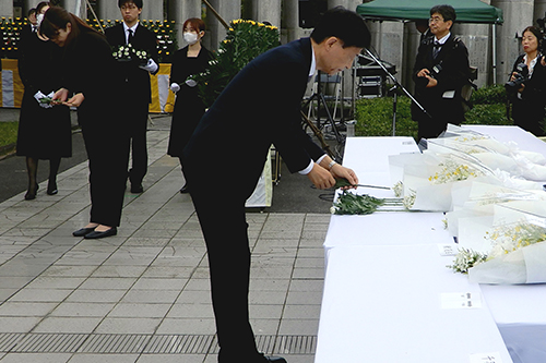 市長が献花している写真