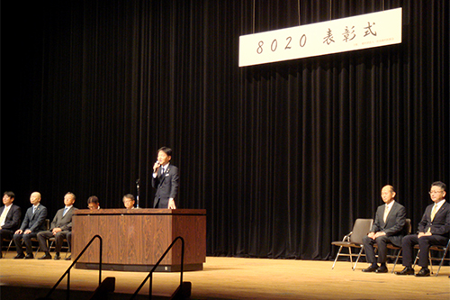 市長が8020表彰式に出席している写真