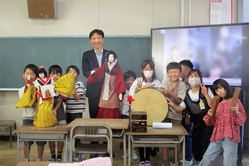 市長が激励している写真