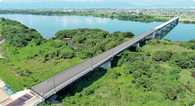 建設中の新濃尾大橋（仮称）の写真