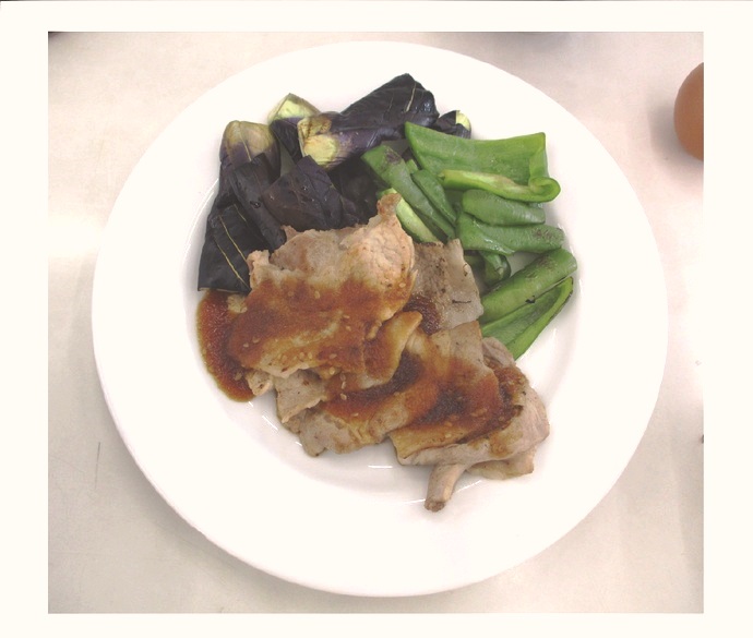 焼肉のたれがかかった焼肉と野菜いため