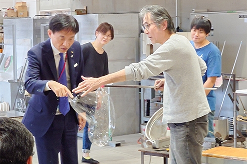 市長が視察している写真