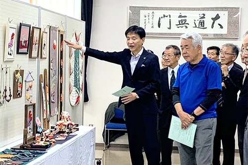 鑑賞している写真
