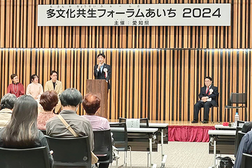 あいさつしている写真