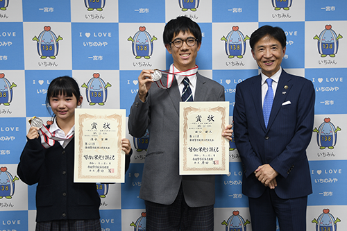 記念撮影している写真