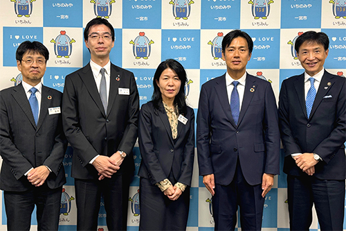 記念撮影している写真
