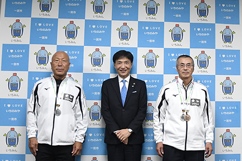 記念撮影している写真
