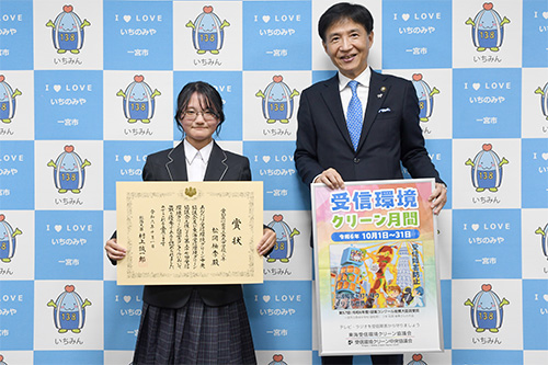 記念撮影している写真