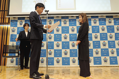 表彰している写真