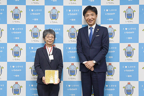記念撮影している写真