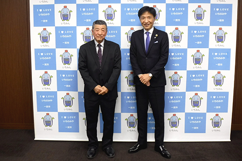 記念撮影している写真