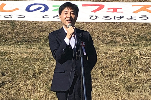 あいさつしている写真