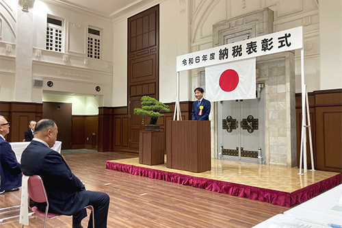 あいさつしている写真