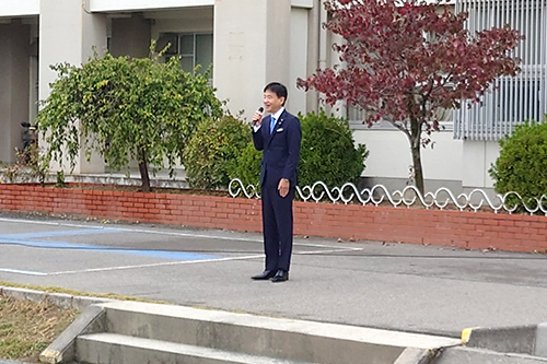 あいさつしている写真