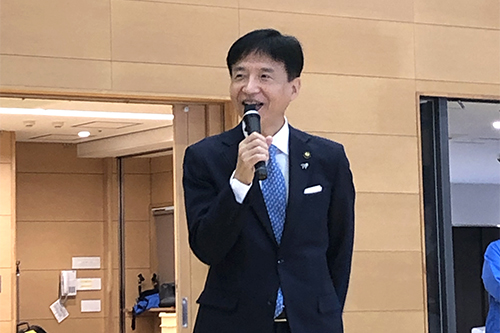 あいさつしている写真