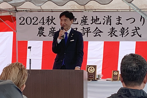 あいさつしている写真