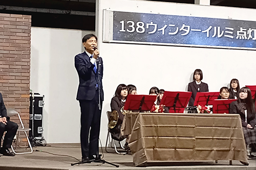 あいさつしている写真