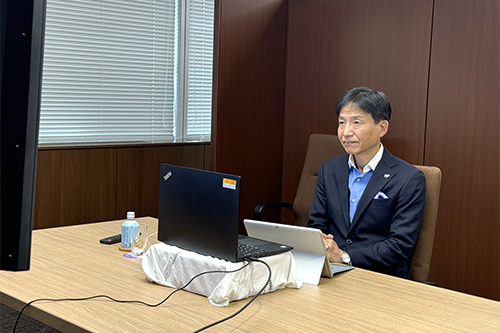 出席している写真