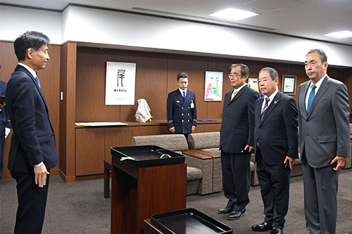 伝達している写真
