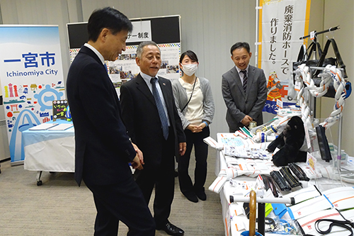 視察している写真