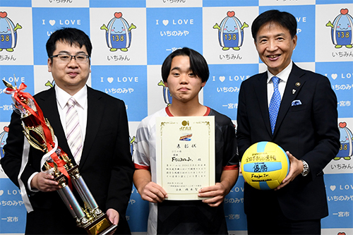 記念撮影している写真