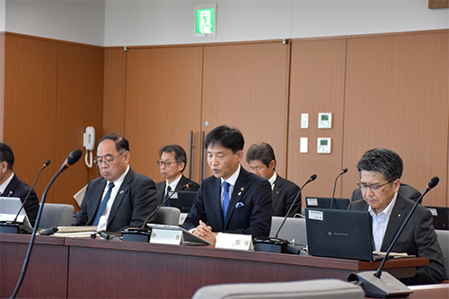 議会に出席している写真