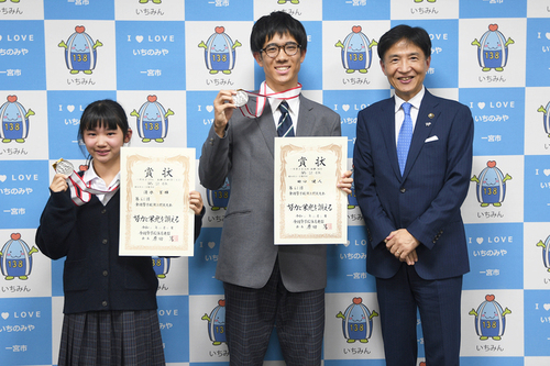 記念撮影の様子の写真