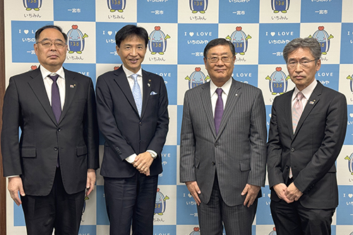 記念撮影している写真