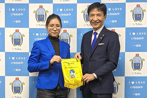 記念撮影している写真