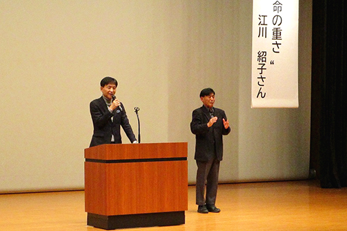 あいさつしている写真