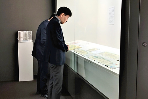 市長が視察している写真