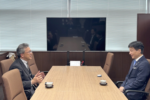 市長があいさつ受けている写真