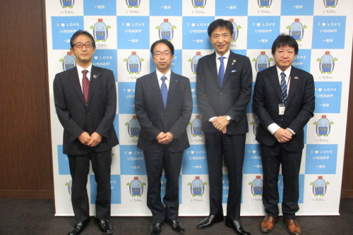 市長があいさつ受けている写真