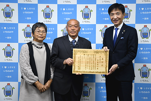 市長が報告を受けている写真