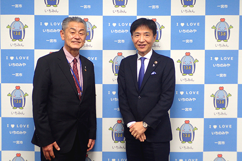 市長があいさつを受けている写真