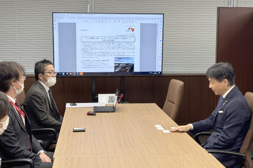 市長があいさつを受けている写真