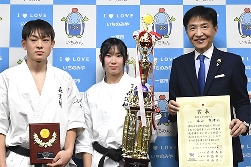 市長が記念撮影している写真