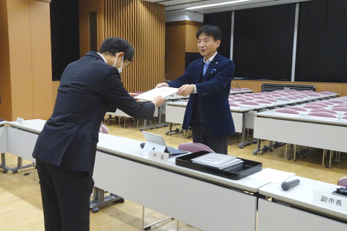 市長が表彰している写真