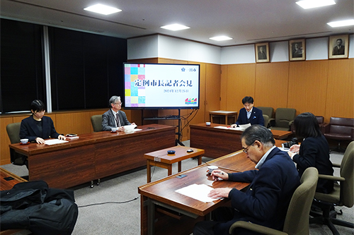 記者会見の写真