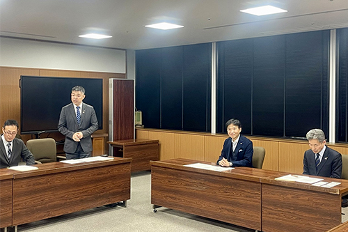市長があいさつを受けている写真
