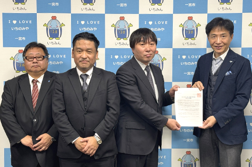 市長が要望書を受け取っている写真